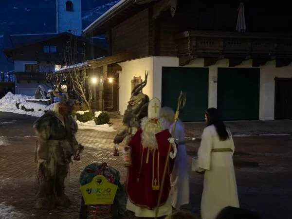 Traditionelle Nikolaus- und Krampusse-Feier in einer österreichischen Stadt bei Nacht, festliche Atmosphäre und kulturreiche Umzüge für Kinder und Familien.
