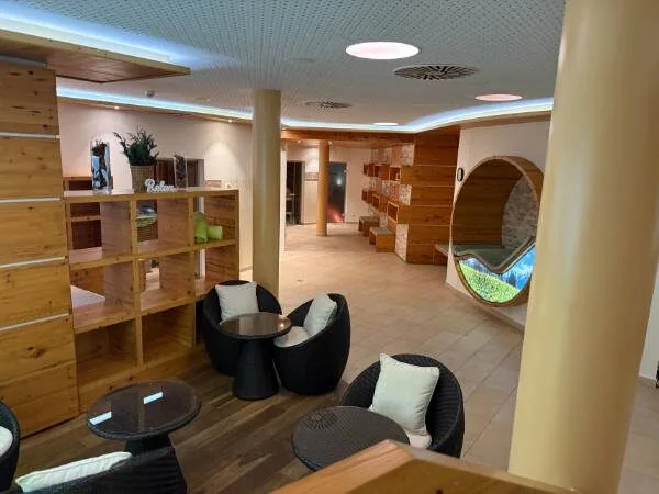 Hochwertige Sitzecke mit bequemen Sesseln, dekor— und funktional gestaltet. Perfekt für Erholung und entspannte Gespräche in einer eleganten Umgebung.