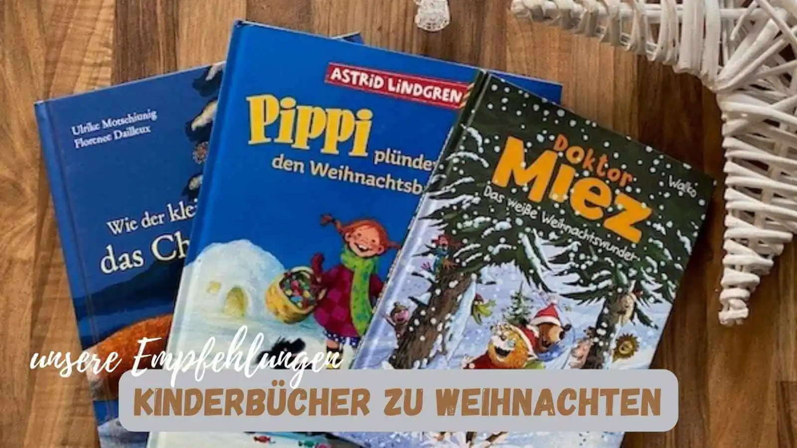 Beitragsbild mit dem Titel Kinderbücher zu Weihnachten unsere Empfehlungen un den 3 Büchern im Hintergrund