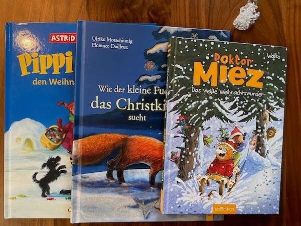 3 Empfehlungen unserer liebsten Weihnachtsbücher für Kinder - Pippi plündert den Weihnachtsbaum, Wie der kleine Fuchs das Christkind sucht, Doktor Miez Weihnachswunder - alle mit Cover
