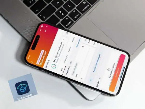 Handy mit der offenen App Study Smarter das auf einem Laptop liegt