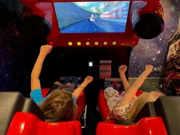 Game Center auf der Aida Cosma - wo zwei Kinder gerade ein Computer Spiel spielen