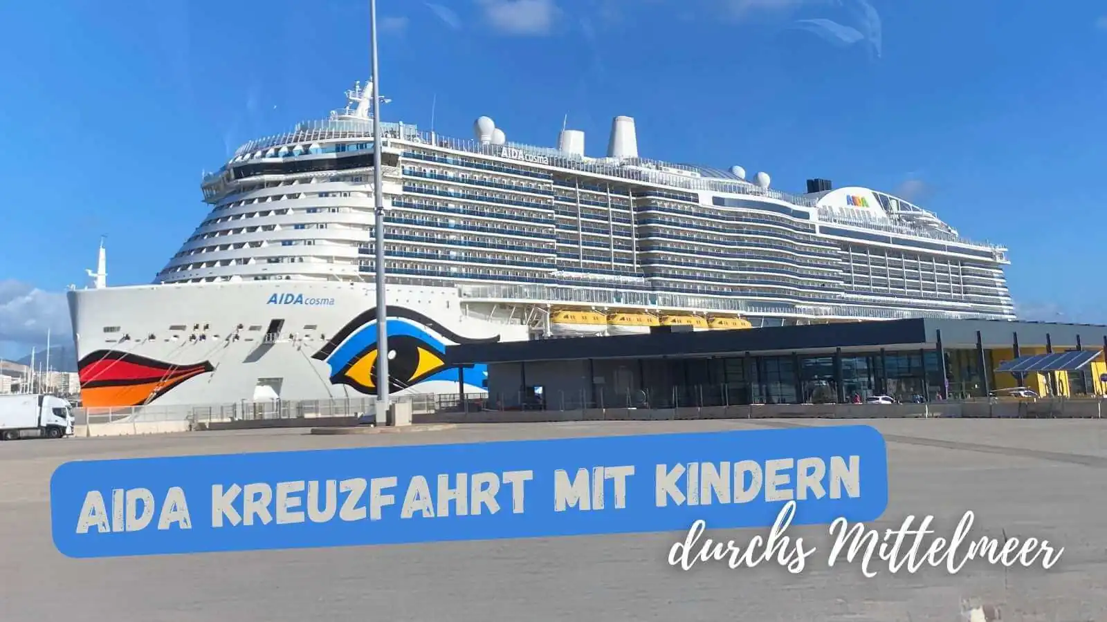 Beitragsbild mit dem Titel Aida Kreuzfahrt mit Kindern durchs Mittelmeer und der AidaCosma im Hintergrund