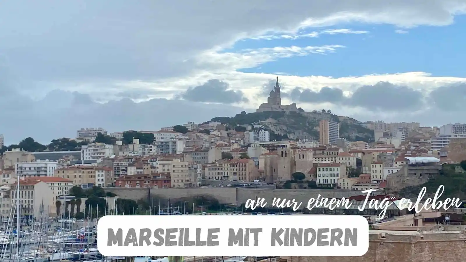 Beitragsbild mit dem Titel Marseille mit Kindern an nur einem Tag erleben mit Marseille im Hintergrund
