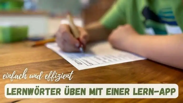 Beitragsbild mit dem Titel Lernwörter üben mit einer Lern-App einfach und effizient und einem Kind das hÜ macht im Hintergrund