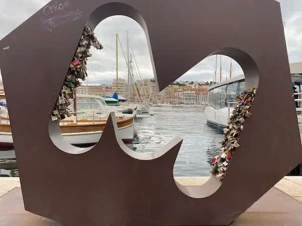 großes M für Fotos am Hafen von Marseille