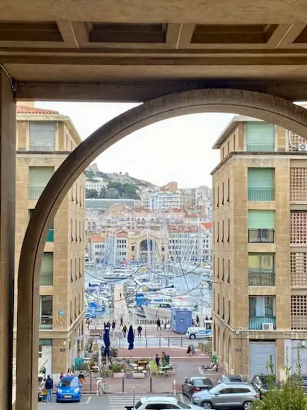 Blick von Panier auf den Hafen von Marseille mit Kindern