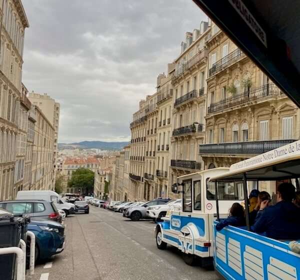 Le Petit Train fährt gerade zurück Richtung Stadtzentrum - von der Basilika Notre Dame de la Garde kommend - Pflicht wenn man Marseille mit Kindern besucht