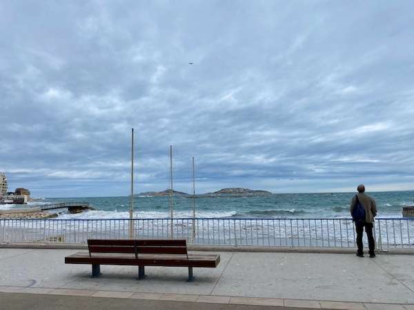 Stadtstrand von Marseille im Herbst bei schlechtem Wetter