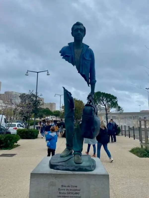Statue am Hafen von Marseille