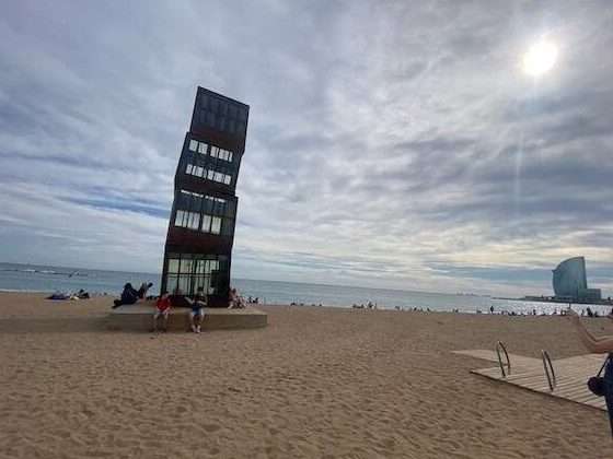 Strand in Barcelona mit dem schiefen Turm