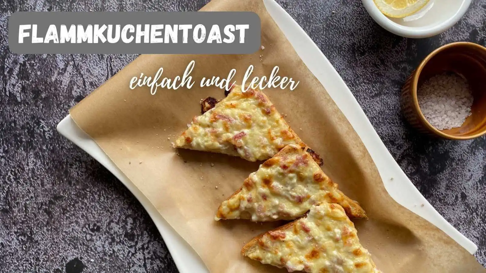 Beitragsbild mit dem Titel Flammkuchentoast einfach und lecker und im Hintergrund der Flammkuchentoast auf einem Teller