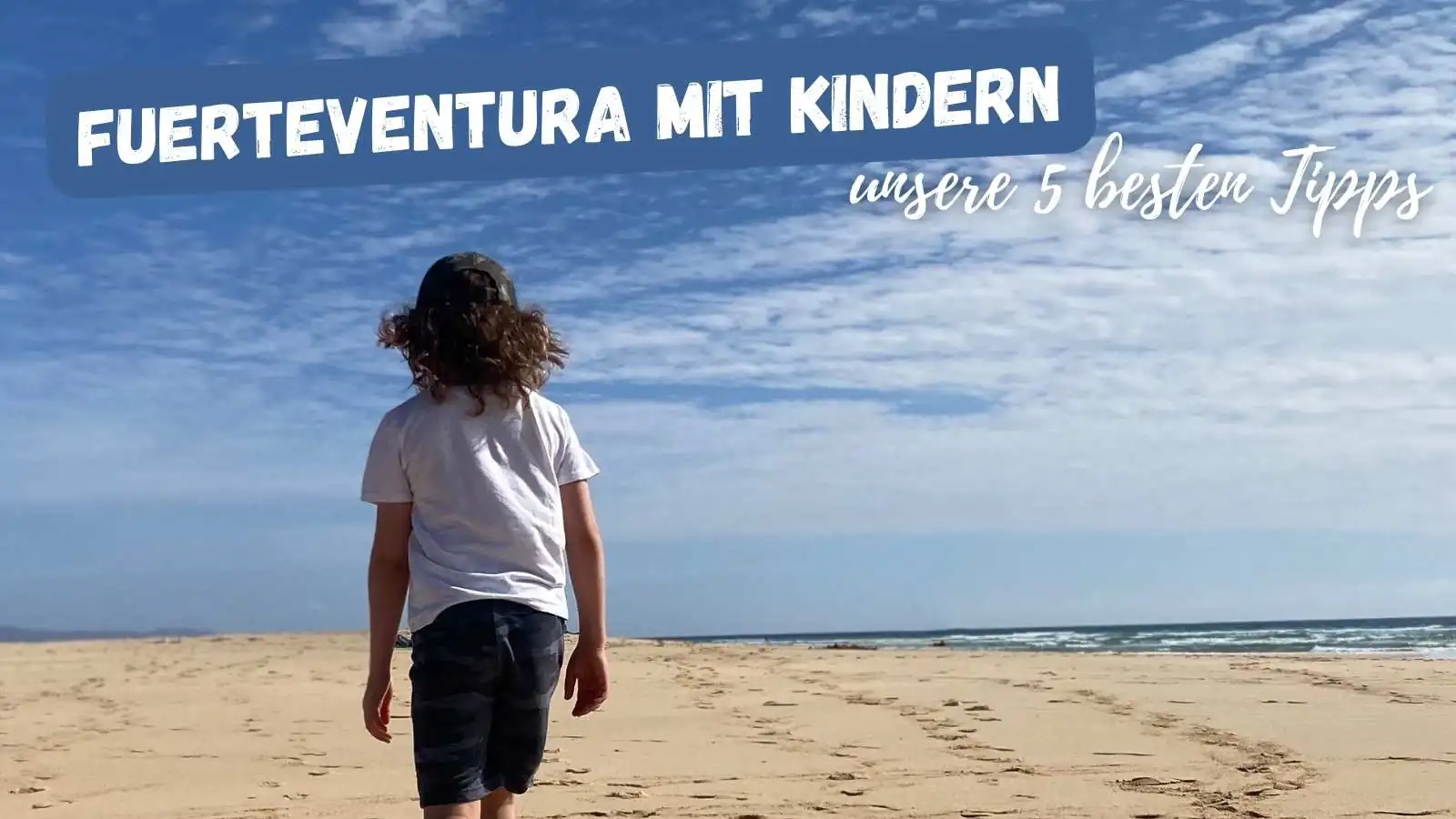 Beitragsbild mit dem Titel Fuerteventura mit Kindern: unsere 5 besten Tipps und einem Kind am Strand