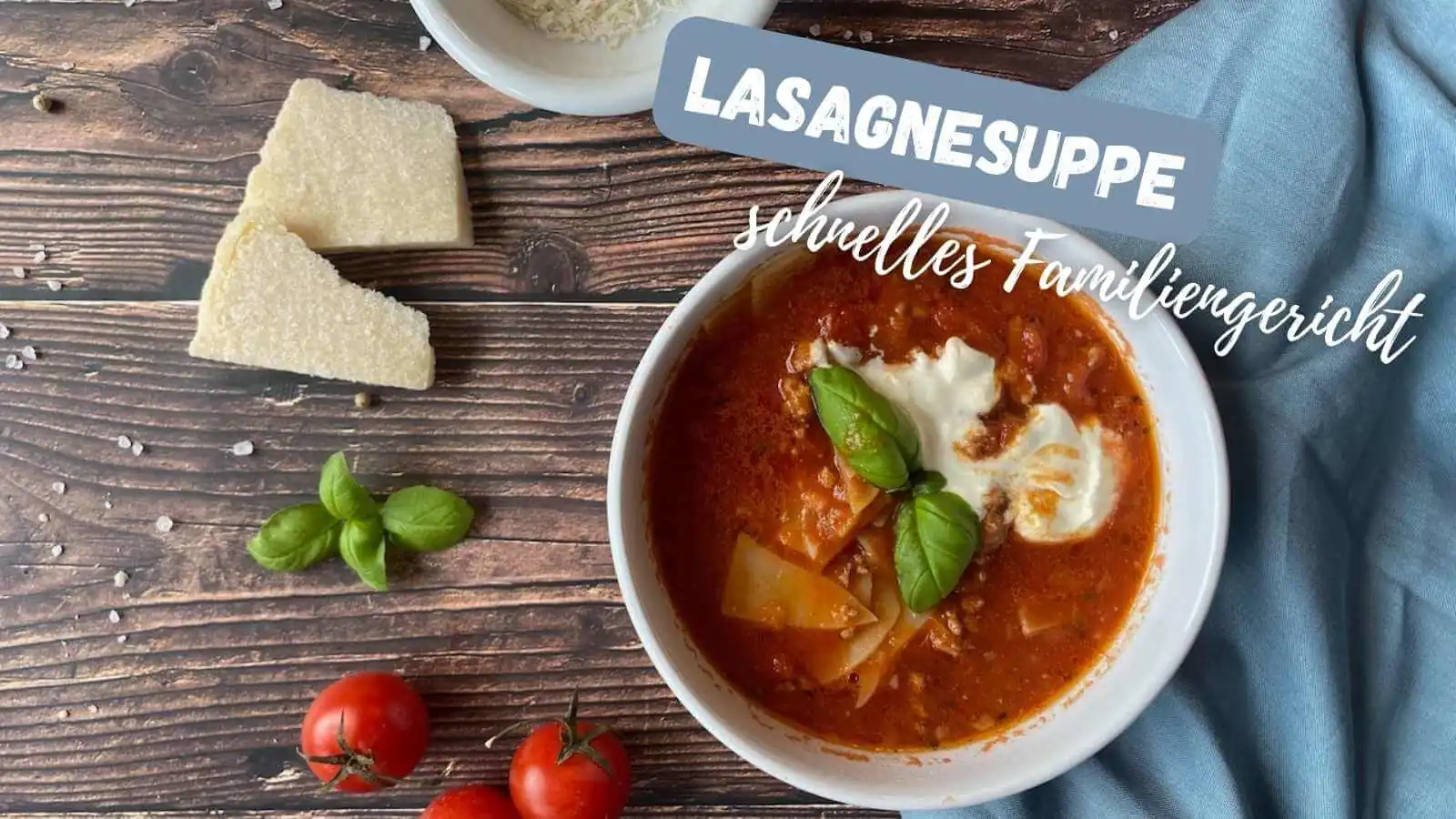 Beitragsbild mit dem Titel Lasagnesuppe schnelles Familiengericht und einer Tass mit der Suppe im Hintergrund