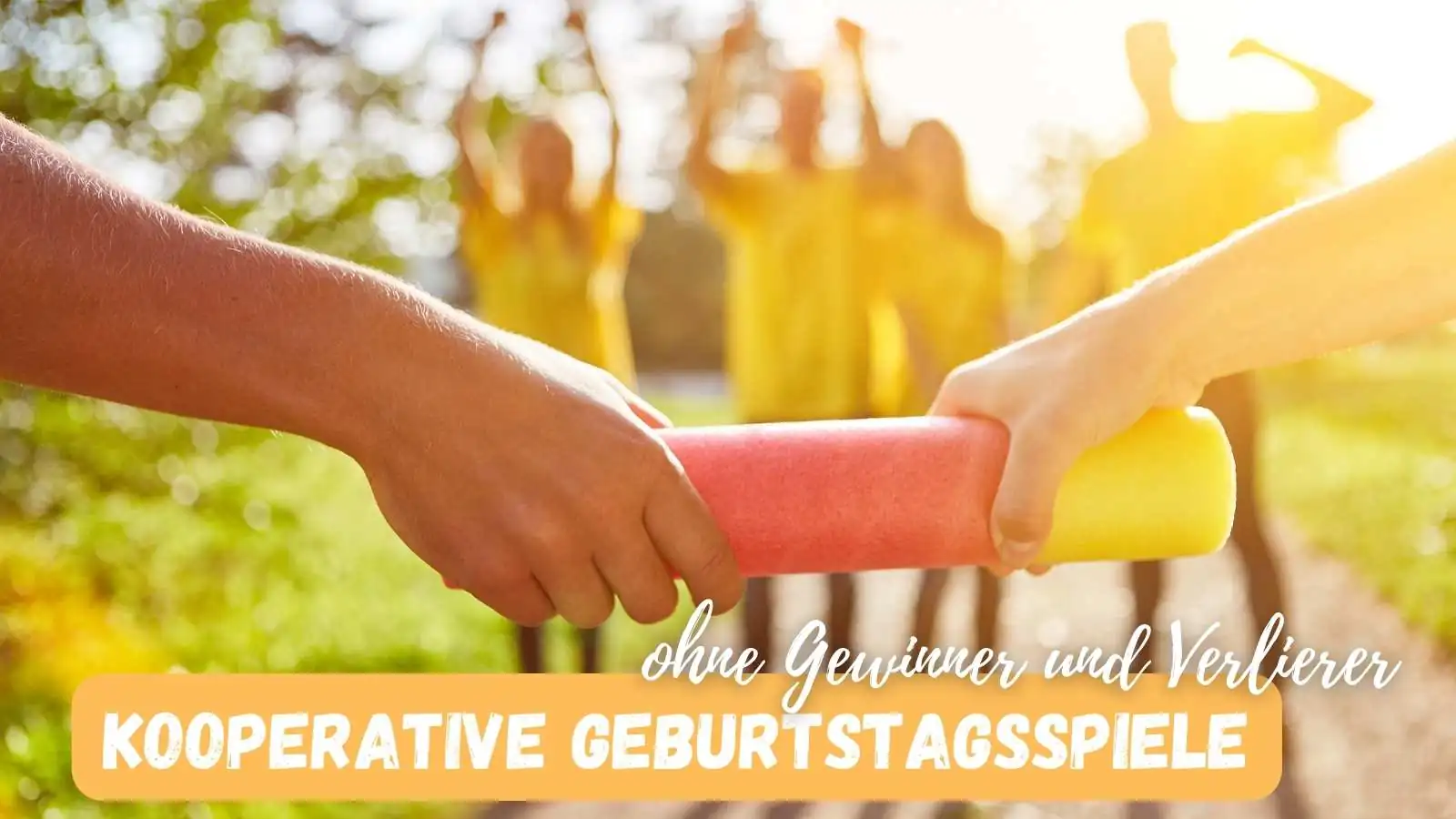Beitragsbild mit dem Titel Kooperative Geburtstagssspiele ohne Gewinner und Verlierer mit zwei Händen, die eine Wasserpistole halten im Hintergrund