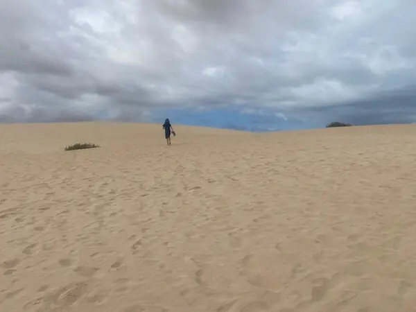 Dünen von Corralejo mit Kind das darüber läuft
