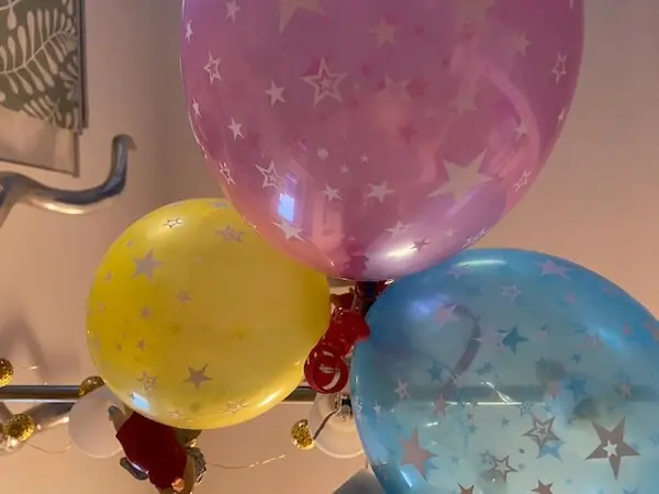 Luftballone in rosa, gelb und blau