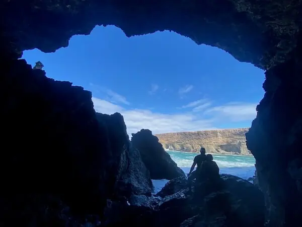 Piratenhöhle von Ajuy von innen auf das Meer fotografiert