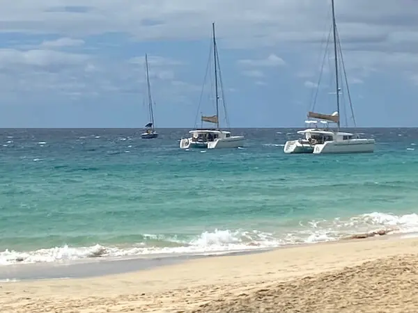 Strand bei Morro Jable mit Segelbooten am Meer