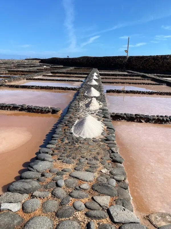 Salzmuseum in Fuerteventura mit vielen weißen Salzbergen