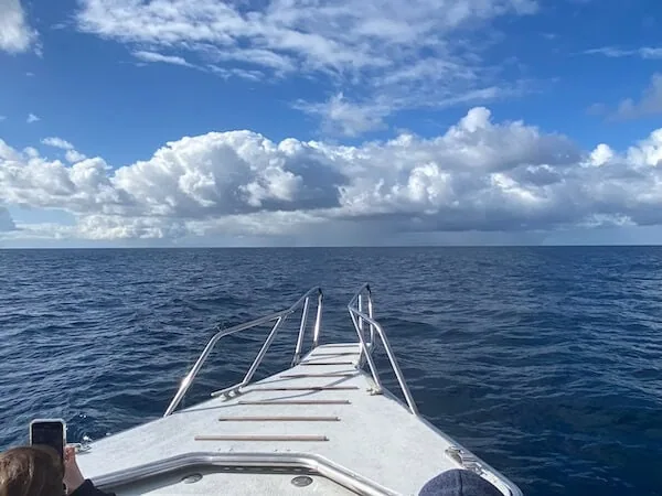 Fuerteventura mit Kindern: Blick auf das offene Meer vom Boot, ideal für Familienurlaub, sonniges Wetter, blaue Wolken, entspannte Atmosphäre, perfekte Urlaubszeit mit Kindern.