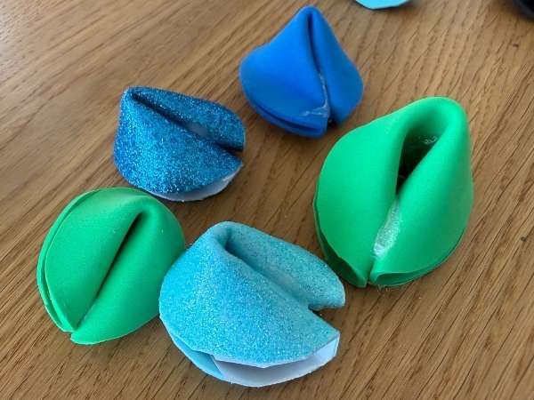 Einfarbige und glitzernde Silvester-Countdown-T&uuml;ten aus Luftballons in Blau, Gr&uuml;n und Glitzerblau, perfekt f&uuml;r kreative Silvester-Dekorationen mit Kindern.