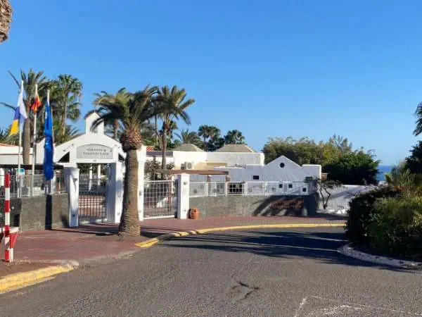 Fuerteventura mit Kindern: Bunte Hotelanlage mit Palmen, blauer Himmel und entspannte Urlaubsatmosphäre, ideal für Familienurlaub auf der Kanareninsel.