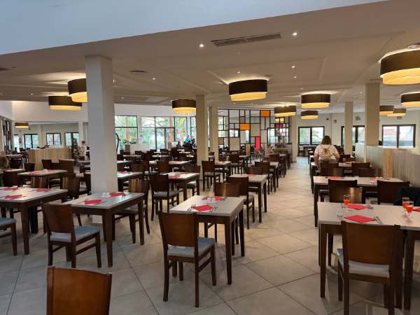 Modernes, helles Restaurant mit vielen Tischen und bequemen St&uuml;hlen, ideal f&uuml;r Familienurlaub auf Fuerteventura, mit freundlicher Atmosph&auml;re und gro&szlig;em Fensterblick.