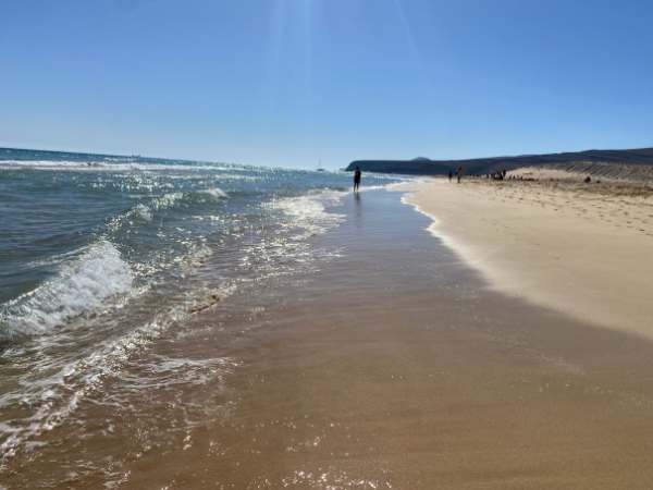 Entspannter Strandurlaub mit Kindern auf Fuerteventura, goldener Sand, klares Wasser, sonniges Wetter, ideal f&uuml;r Familienausfl&uuml;ge und Wasserspiele, perfekte Tipps f&uuml;r den Familienurlaub.