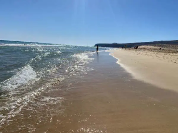 Entspannter Strandurlaub mit Kindern auf Fuerteventura, goldener Sand, klares Wasser, sonniges Wetter, ideal für Familienausflüge und Wasserspiele, perfekte Tipps für den Familienurlaub.