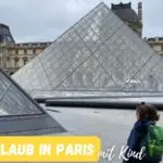 Beitragsbild zum Beitrag Kurzurlaub in Paris mit Kind mit dem Louvre und einem Kind im Vordergrund