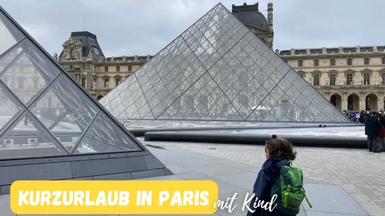 Beitragsbild zum Beitrag Kurzurlaub in Paris mit Kind mit dem Louvre und einem Kind im Vordergrund