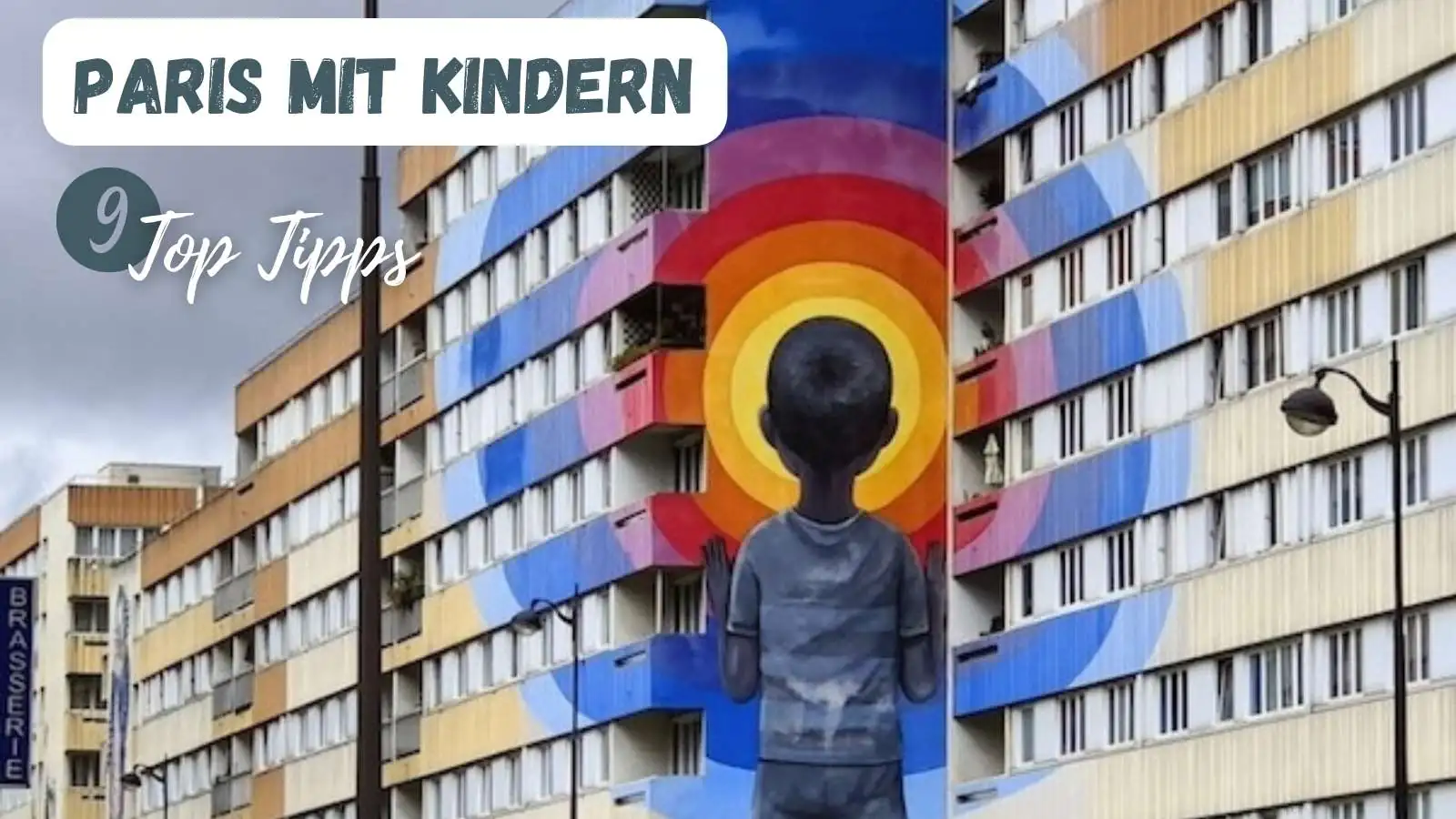 Beitragsbild mit dem Titel Paris mit Kindern: 9 Top Tipps mit einem großen gesprayten Gemälde auf einer Hauswand in Paris