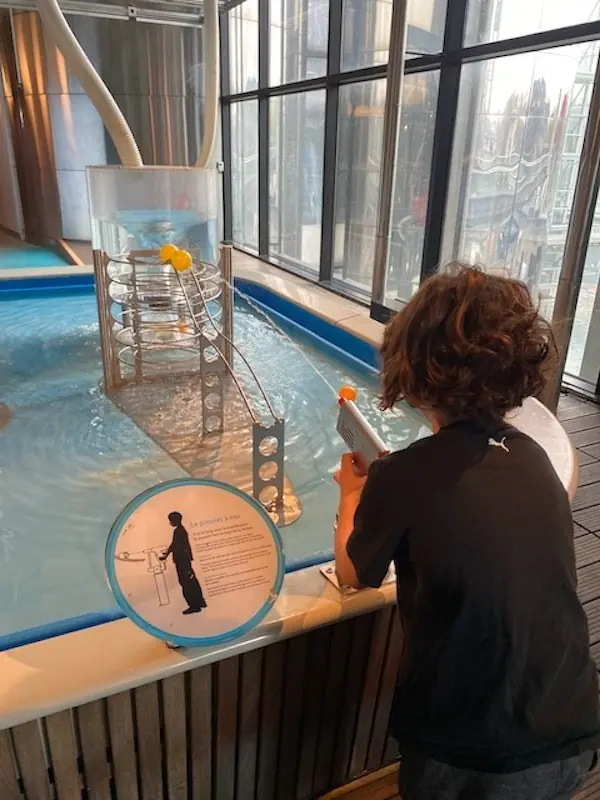 Paris mit Kindern entdecken braucht unbedingt den Besuch im Cite des Sciences im Kinderbereich. Hier siehst du den Kinderbereich mit dem Wasserspiel
