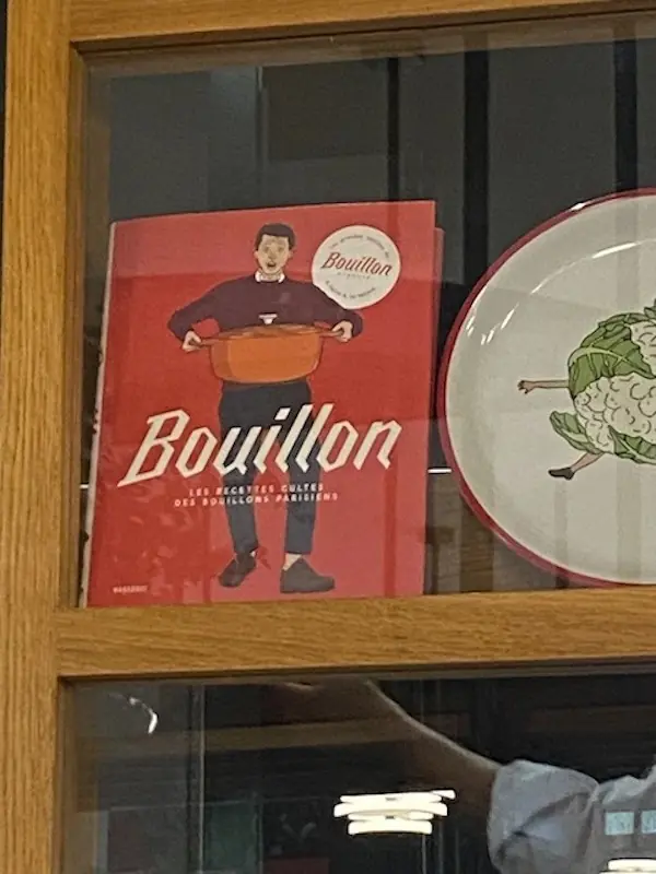 Boullion als Buch im Schaufenster