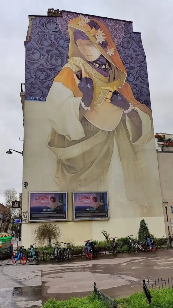 Graffiti an einer Hauswand in Paris: eine Frau