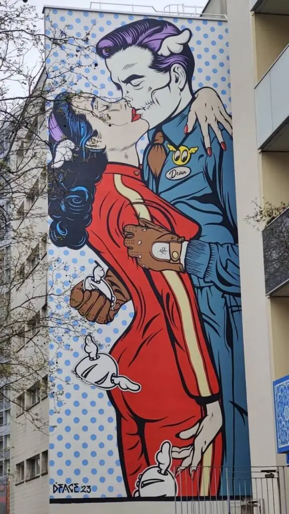 Graffiti an einer Hauswand in Paris: Frau und Mann die sich küssen