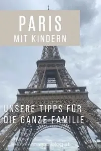 Pin. für Pinterest mit dem Titel Paris mit Kindern: unsere Tipps für die ganze Familie. mit dem Eiffelturm im Hintergrund