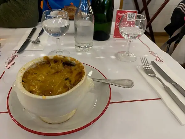 Zwiebelsuppe im Bouillon Pigalle