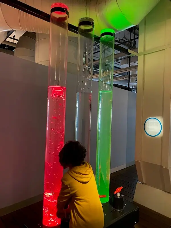 Im Kinderbereich vom Cite des Enfants mit einem Kind, das gerade spielt