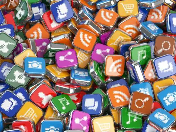 viele kleine viereckige Pins, die Begriffe zeigen, die man braucht, um mit der website geld verdienen zu können
