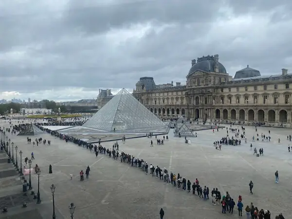 Louvre von außen