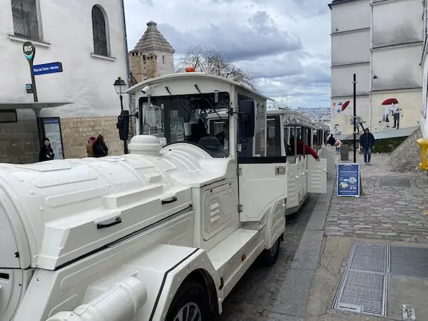 Der Promotrain in Paris in Montmartre