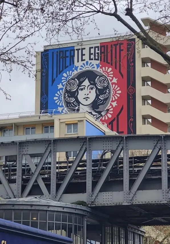 Graffiti an einer Hauswand in Paris: mit Liberte egalite als Text