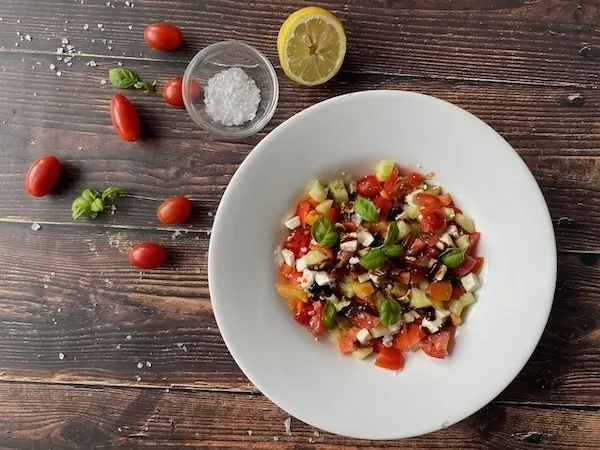 Bester Bauernsalat mit Schafskäse - einfach und schnell