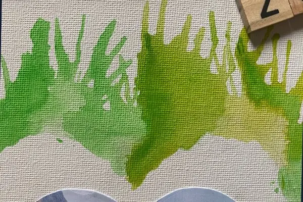 Wasserfarben in Grüntönen mit Strohhalm. nach oben verblasen