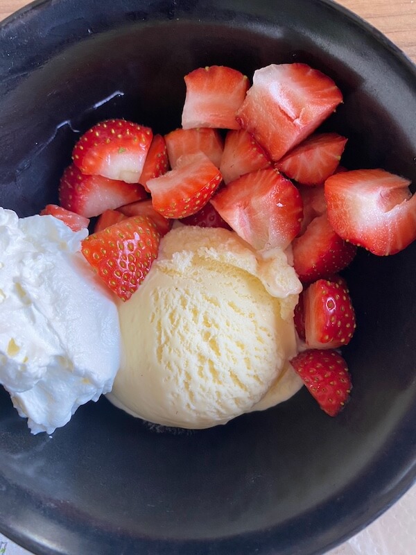 Erdbeeren mit Eis und Sahne