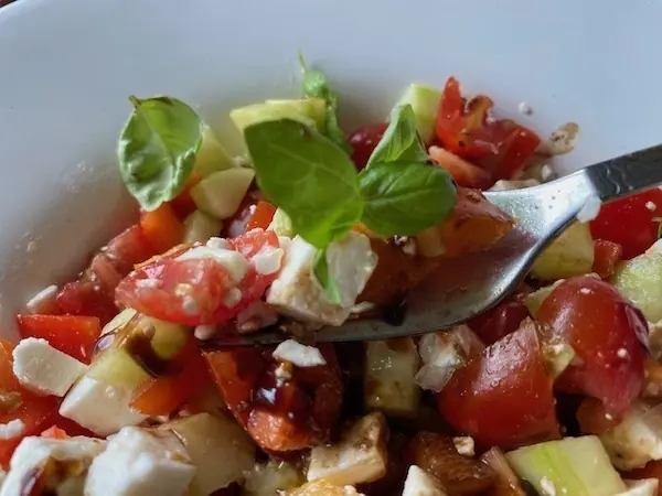 Salat auf einer Gabel ganz nah