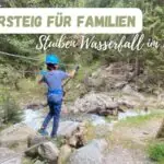 Beitragsbild mit einem Kind von hinten, das gerade über ein Seil den Stuibenfall Klettersteig für Familien überquert