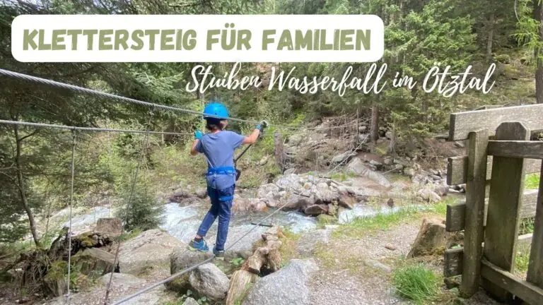 Beitragsbild mit einem Kind von hinten, das gerade über ein Seil den Stuibenfall Klettersteig für Familien überquert